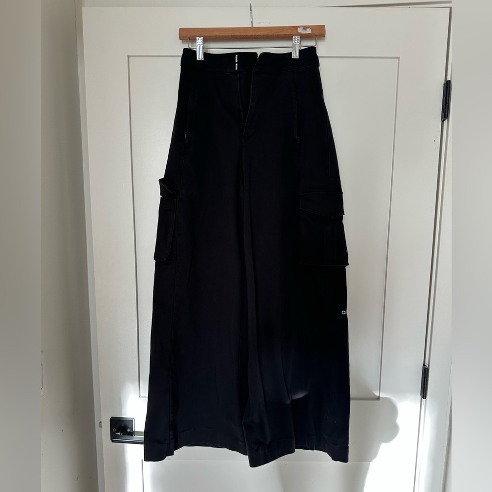 ALO Wide-Leg Cargo Pants - Picture 3 of 3